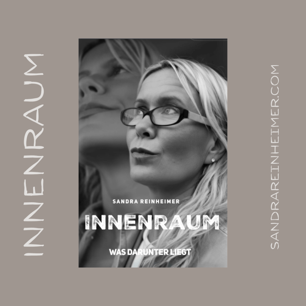 Schwarz-weiß-Buchcover mit dem Titel 'Innenraum' von Sandra Reinheimer, zeigt eine nachdenkliche Frau mit Brille und langen Haaren.